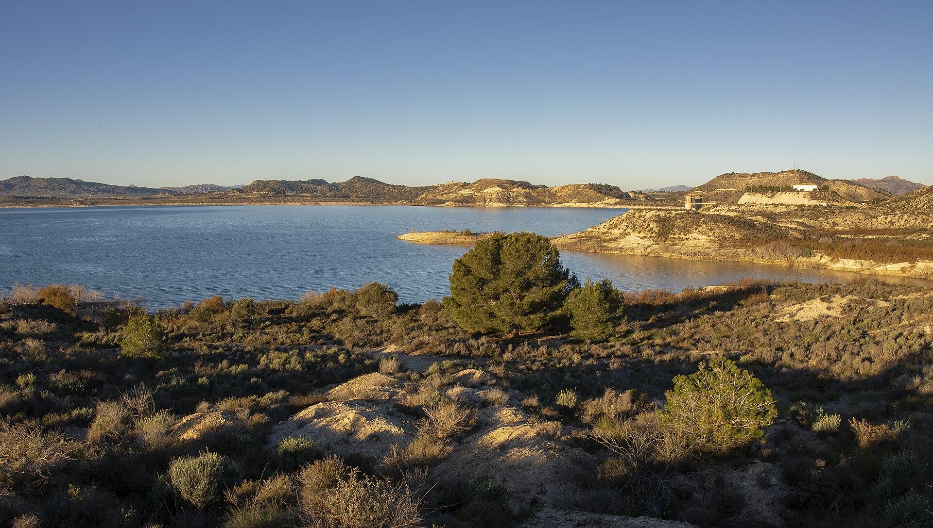 Water and sunlit hills at Embalse de la Pedrera in the Vega Baja